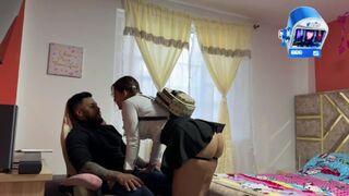 Egyedül vagyok a tesóm csábító barátnőjével, és gumi nélkül megbasszuk egymást, bele is élvezek a pinájába