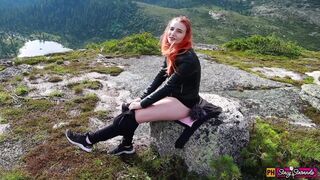 Zsenge vörös nőci masturbál a hegyekben orgiáig