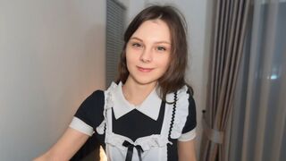 Bűbájos szobalányt keményen megbasszák takarítás után és összelövik az arcát