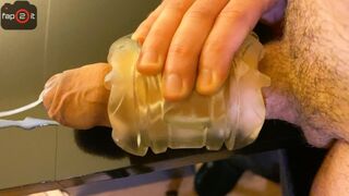Forró faszdörzsölés fleshlightben vad nyögéssel és mocskos szavakkal termetes élvezésig