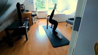 Tinédzser fitnesz pipi ujjazza magát, majd keményen megbasszák