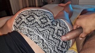 Nevelő fia megtanít dugni a pici kanapén zaj nélkül, hogy a szüleim ne hallják a nyögéseimet