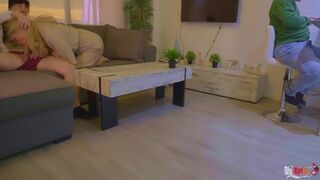 Mostohaanya leszopja a nevelő fia farkát és popóba kúrják a férje háta mögött