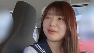 Kasumi-chan, a szívdöglesztő riporternövendék autóban cumizza és veri a hímvesszőt