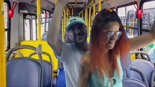 Idegen koleszos pipit kettyintenek meg a buszon!
