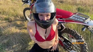 Bájos motoros bige cidázza a motorost az enduro mezőn