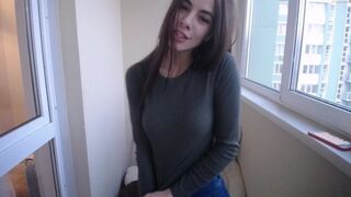 Csábító csajszi tanya mutatja a cicijét