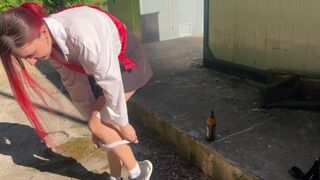 Rajtakaptam a szomszéd zsenge lányát ivás közben és üveggel büntettem meg a popsiját