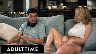 Adult Time exkluzív - Szexy MILF elkapja mostohafiát maszti közben és csatlakozik hozzá