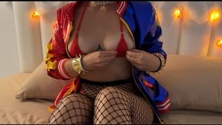 Ufo hancúrozik bele a szenvedélyes harley quinnbe piros mikro bikiniben minden lyukba