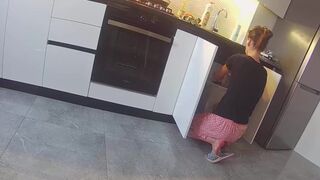 Csábító házaspár a szomszéddal szexel a konyhában - igazi megcsalás