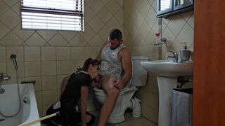 Apró kurva orálozza a gigantikus rúdat a wc-n