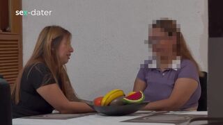 Vonzó érett nő ujjazza a zsenge leszbi puncit, amíg az élvezve élvez
