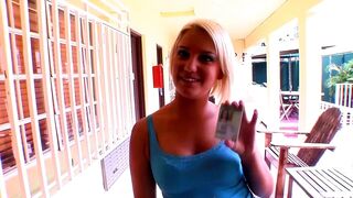 Mickenzie Moore világos szőke főiskolás csajként orálozza és lovagolja a vastag cerkát
