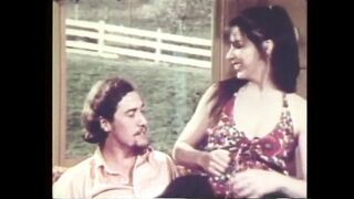John Holmes nyalja a nőci szaftos punáját a retro pornóban