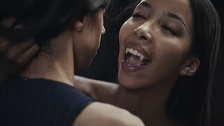 Ebony Vampire Mistress Lia Lin elcsábít egy latin amerikai gigantikus tőgyes fiatal gádzsit a Vampired erőszakos domina játékában