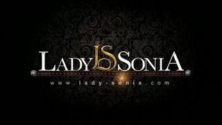 Lady Sonia megmutatja a brit MILF csábítását egy tini csajszi előtt kötözős jelenetben