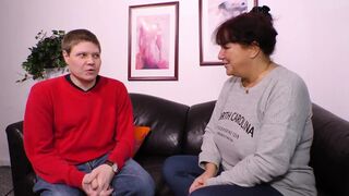 Vörös hajú milf méretes mellekkel leszopja a brét és hagyja hogy keményen megdugják
