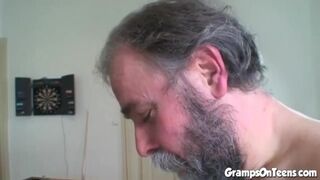Fiatal vörös gádzsi cidázza és lovagol a nagypapa faszán