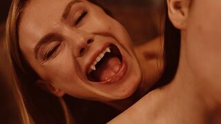 Világos Szőke Vámpír Nancy Ace Uralja Matty Milát a Vampired Csatornán - Bűbájos Lesbi Jelenet Vörös Harapásokkal