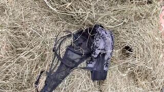 Termetes popós vén nő cumizza a paraszt farkát a disznóólban