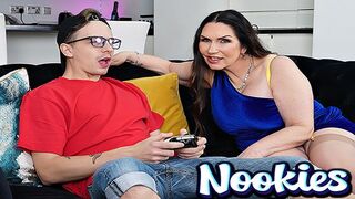 Nookies - Érett Mostohaanya Josephine James Szexi Sztriptízzel Fizeti a Lakbért a Mostohafiának