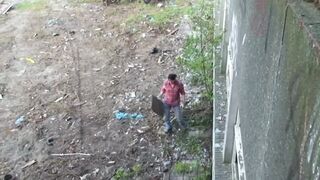 Krissy Kage barna hajjal durván dugva az elhagyott épületben
